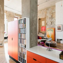 Peremehe vinüülikogu jaoks on Peter Sampson kavandanud korterisse erinevaid laminaat-fassaadidega kappe ja riiuleid.