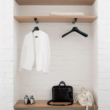 Esikusse ehitati vanadest tellistest väike garderoob, mis toimib hästi ka ruumijagajana – selle tagumine külg avaneb elutuppa ja sellele saaks soovi korral teleri kinnitada