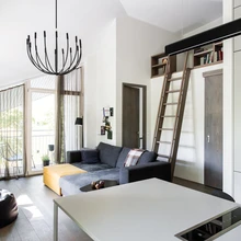 Elutuba hoiti nii avar kui võimalik. Laes ripub Tõnis Vellama uus valgusti Bana Fide ja Borgi diivani saab kohandada mugavaks asemeks. Kõrgesse ruumi mahtus ka vahekorrus väikese lavatsi näol.