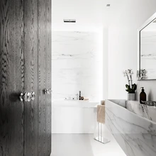 Privaatsemas, magamistoa kõrval olevas vannitoas saavad kokku tume spoon ja hele marmor.