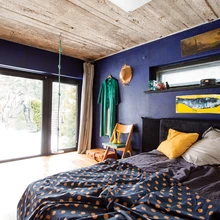 Magamistoa tumedamates toonides värvivalik meenutab muinasjuturaamatu illustratsioonide öid.