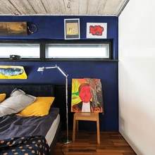 Magamistoa tumedamates toonides värvivalik meenutab muinasjuturaamatu illustratsioonide öid.