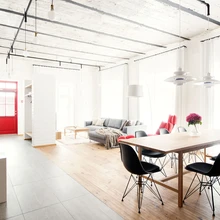 Korteris on palju naturaalsest puidust sisseehitatud mööblit, mis valmis sisearhitekti jooniste järgi, ning Aap Piho loodud pikk söögilaud ja diivanilaud.