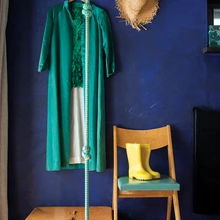 Magamistoa pilkupüüdev sinine sein muudab efektseteks kunstiteosteks tavalised riideesemed ja isegi kummikud.