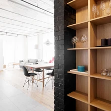 Korteris on palju naturaalsest puidust sisseehitatud mööblit, mis valmis sisearhitekti jooniste järgi, ning Aap Piho loodud pikk söögilaud ja diivanilaud.