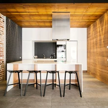 Köögi tagaseina sulandub valge uks, mis viib panipaika, kuhu saab peita kõik pilku riivavad, ent siiski hädavajalikud asjad tolmuimejast triikimislauani. Korteri sügavaimas sopis asuvale pimedale ja jahedale ruumile oleks muud funktsiooni olnudki raske le