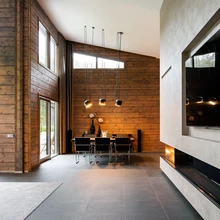 Loomulikku valgust, mis suurtest akendest valgel ajal sisse voolab, asendavad pimedamal perioodil sume valgustus ja kaminatuli.