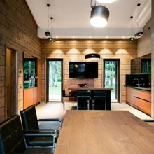 Aivar Mühlbachi kavandatud praktilise köögilahenduse aitas vormistada Formus Mööbel. Köögi kõrval asuv uks viib ruumi, kuhu on sisse seatud täisvarustuses argipäevasem koduköök.