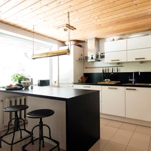 Köök on kõige mustvalgem ruum kogu majas. Köögisaare kohal rippuv valgusti on Karl-Eriku edasiarendus ühest Leila Pärtelpoja poolt restoranile Reeder tehtud valgustist.