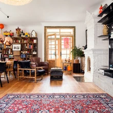 Avar elutuba oli endise jaamahoone ooteruum. Aknarivi all paikneb kogu ruumi ulatuses praktiline riiul. Tammepuust söögilaud, nagu ka toolid selle ümber, on taaskasutusel. Söögilaua kohal ripuvad Tom Dixoni valgustid Copper Shade.