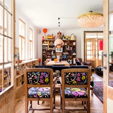 Avar elutuba oli endise jaamahoone ooteruum. Aknarivi all paikneb kogu ruumi ulatuses praktiline riiul. Tammepuust söögilaud, nagu ka toolid selle ümber, on taaskasutusel. Söögilaua kohal ripuvad Tom Dixoni valgustid Copper Shade.