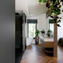 Ruumi «märjem» ala on viimistletud halli värvi täismassplaatidega.