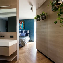 Lakke on riputatud Annike Laigo disainitud imepeenest terasniidist hoidjatega kuld-nõelköied.