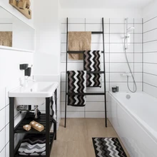 Valgustite tegemise kõrvalt tehti valmis ka praktiline redel-riiul vannituppa.