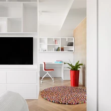 Ruumi keskele paigutatud mõlemale poole avanevad riiulid jagavad toa kaheks: õppimis- ja magamistsooniks.