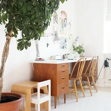 Valged seinad on taustaks tumedale konjakitooni mööblile ning kunstile.