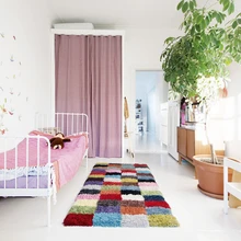 Väikeste tüdrukute tuba on täis rõõmsaid värve.