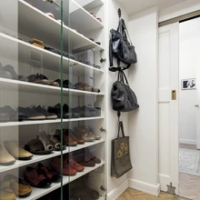 Klaasustega kingakapp on korraga nii praktiline kui ka vanasse vannituppa ehitatud garderoobi hetkega väga glamuurseks muutev mööbliese.