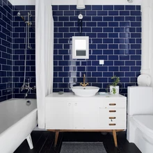 Vannitoa seina koobaltisinine toon on inspireeritud vanadest portselannõudest.