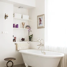 Luksuslik ja naturaalset valgust nautiv vannituba on koht, kuhu pääseb ainult peremehe magamistoast.