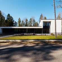 Suured klaaspinnad, vaated ja valgus seovad arhitektuuri orgaaniliselt avara pargilaadse aiaga.