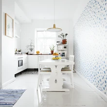 Köök ehtekunstnik Birgit ja arhitekt Jan Skolimowski kodus. Messingust laevalgusti pärineb Soome vanakraamiturult.