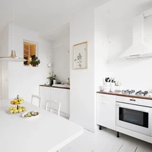 Pere eelmises kodus oli vannitoas aken, mis tõi läbi köögi ruumi loomulikku valgust. Sama lahendust taheti ka uude koju. Vanade ehitusmaterjalide laost leiti eelmise vabariigi aegse maja aken, mis tehti korda ning paigaldati köögi ja vannitoa vahele.