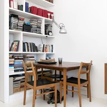 Suur raamaturiiul elutoas on arhitektist pereisa enda kätega valmistatud.