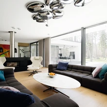 Elutuba on täis moodsa mööbli klassikat: diivanid Tufty Time ja tugitoolid Almora B&B-lt (salong Inspira), diivanilaud Flexformilt (salong Dekoor), laevalgusti Skydro Artemidelt (salong Laterna Magica). Valimata on veel vaip, mis kogu grupi kaunilt kokku