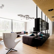 Elutoa klaasfassaadi taga avaneb maaliline pargivaade ning rahulikus koloriidis mööbel jätab looduse oma värvidega pearolli. Väikese liigenduse istumistsooni ja teisele korrusele viiva käigutee vahele toob õhuline Rimadesio vitriinkapp