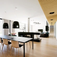 Suures ja avaras ruumis tsoneerib elu- ja söögitoaosa range joonega looduskivist kamin (valmistaja Kaminakoda). Puitribidest lagi toob valgesse ja kandilisse ruumiarhitektuuri materjalirikkust ning soojust.