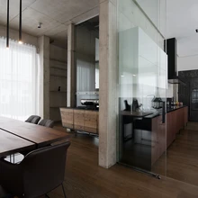 Kujunduses on leitud hea tasakaal eheda betooni, klaasi, puidu ja metalli vahel.