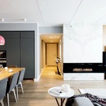 Marmorkivist kamin on kasutusel aasta ringi, luues mõnusa meeleolu ka suveõhtutel.