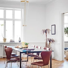 Söögilaua ümber on Taani mööbliklassiku Arne Jacobseni toolid