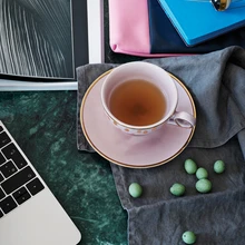 Väikesed toredad akesssuaarid toovad interjööri elamise jälgi.