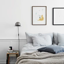 H&Mi linane voodipesu ja pleedid toovad magamistuppa hubase meeleolu.