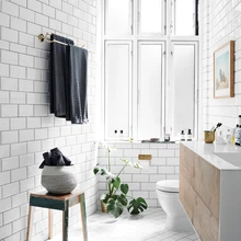 Vannituppa lisavad avarust heledad seinad ja kõrge aken.