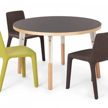 Ümmargune reguleeritava kõrgusega koosolekulaud Kiri Thulemale.