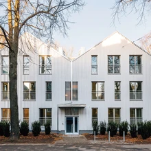 KUU arhitektide (Koit Ojaliiv, Juhan Rohtla, Joel Kopli) projekteeritud uus kortermaja jääb Niine tänaval kohe silma.