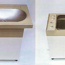 Pesumasin on projekteeritud väikese tüüpkorteri vannitoa jaoks, milliseid leidus NSV Liidus ligi 50 miljonit. Statsionaarne kraanikauss asendatakse universaalse pesuplokiga. Disainistuudio MaDis (1987).