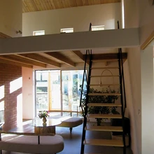 Eesti Sisearhitektide Liidu aastapreemia pälvinud energiasäästlik elamu Muhu saarel (2002).