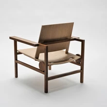 Kahasse Jan Dethlefseniga disainitud mõtisklusteks, lugemiseks, viski nautimiseks mõeldud iste Processing Chair (2012).