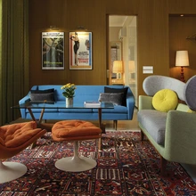 Kohvilaud Condor on Rootsi disaineri Fredrik Schriever-Abelni looming (1960), elutoa laelamp Hermian Sneyders de Vogeli disainitud Bolide (1971) ning Oot-Oot Stuudio diivanile Cosmo on kauniks paariliseks Finn Juhli Baker sohva (1951)