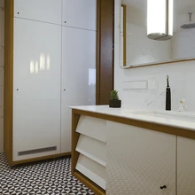 Vannitoamööbel valmis eritellimusel Toomas Volkmanni jooniste järgi. Keraamilised plaadid leiti Plaadipunktist. Peegli sisse süvistatud valgustite kohta ütleb korteri peremees, et tänu neile on vannituba kõige täiuslikuma valgusega ruum.