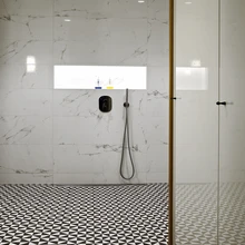 Vannitoamööbel valmis eritellimusel Toomas Volkmanni jooniste järgi. Keraamilised plaadid leiti Plaadipunktist.