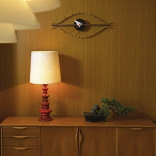 Vintage-klassikasse kuuluva puidust kapi kohal ripub ajastu ühe ikoonilisema disaineri George Nelsoni loodud seinakell. Tiigipuust kapp on tehtud Inglismaal 1960ndate alguses.