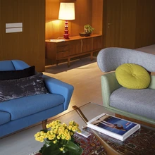 Kohvilaud Condor on Rootsi disaineri Fredrik Schriever-Abelni looming (1960), elutoa laelamp Hermian Sneyders de Vogeli disainitud Bolide (1971) ning Oot-Oot Stuudio diivanile Cosmo on kauniks paariliseks Finn Juhli Baker sohva (1951).