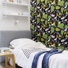 Vana voodit – lihtsat ja kvaliteetset Isku kušetti – polnud vajadust välja vahetada. See hangiti juba algselt mõttega, et voodi kestaks aastakümneid. Voodi peats on tellitud Eesti tootjalt Mang täpselt mõõtude järgi. Päevatekiga katab Kaisa voodit harva.