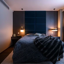 Magamistoas domineerivad sügavad toonid, mis toovad puhkeruumi vajalikku sumedust. 