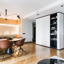 Kujunduse võti peitub korteri keskel asuvas kuubikus, millest sai alguse peene joonesüsteemiga seinapaneelide motiiv. Napp graafiline muster vastandub klassikalisele kalasabaparketile.